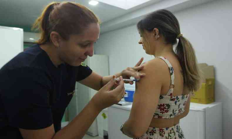 Psicloga Vanessa Fidelis tomando vacina contra COVID