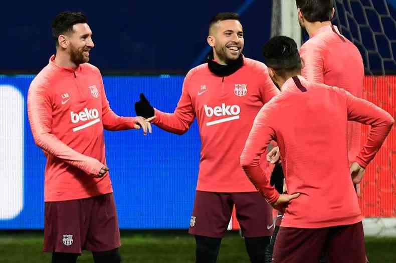 Em fase final de recuperao da fratura no brao direito, Messi treinou com os companheiros ontem, em Milo(foto: Miguel Medina/AFP)
