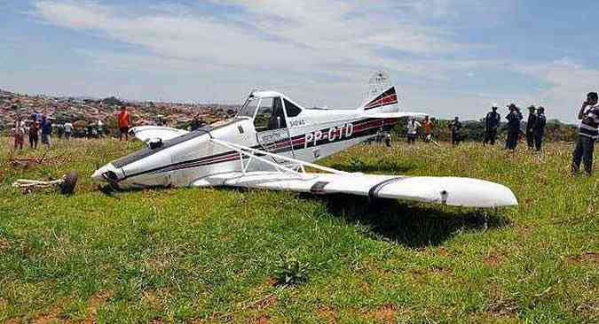 Vrios curiosos foram at o terreno para ver o avio que sofreu o acidente(foto: Jornal de Lavras/Divulgao)