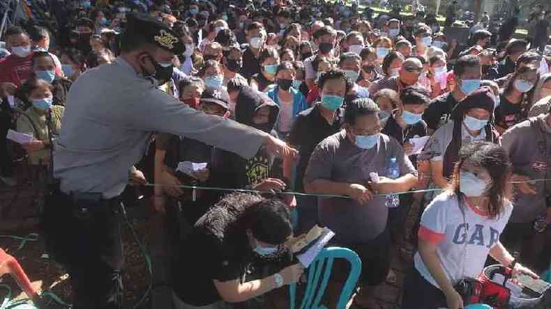 As filas em frente aos postos de vacinao da Indonsia so imensas(foto: Antara/Reuters)