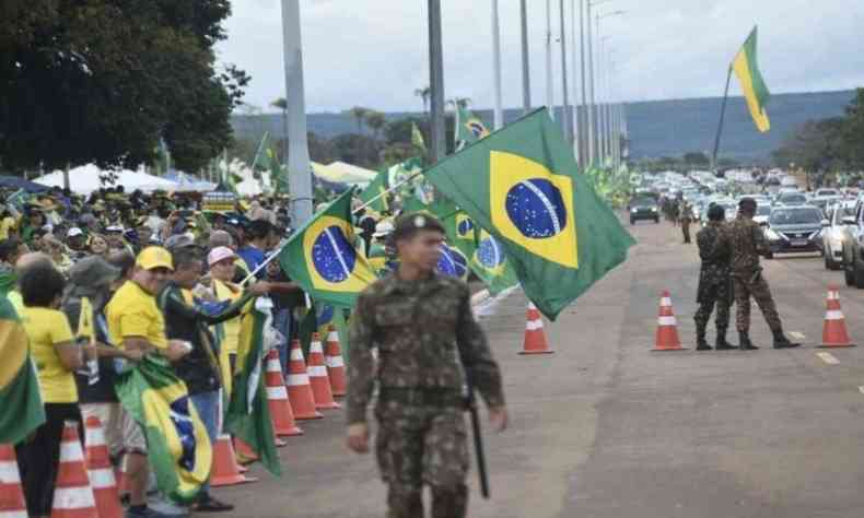 Imagem mostra manifestantes bolsonaristas em frente ao quartel