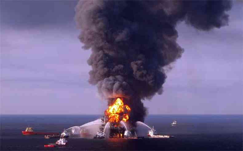 Foto mostra equipes da Guarda Costeira lutando contra as chamas remanescentes do acidente no Golfo do Mxico em 2010(foto: U.S. Coast Guard/Handout/Files/Reuters)