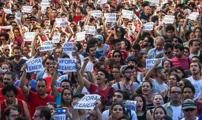 Manifestao contra o governo do presidente interino, Michel Temer. Na foto, manifestantes descem a rua da Consolao, no sentido centro.(foto: Paulo Pinto/ Agncia PT)