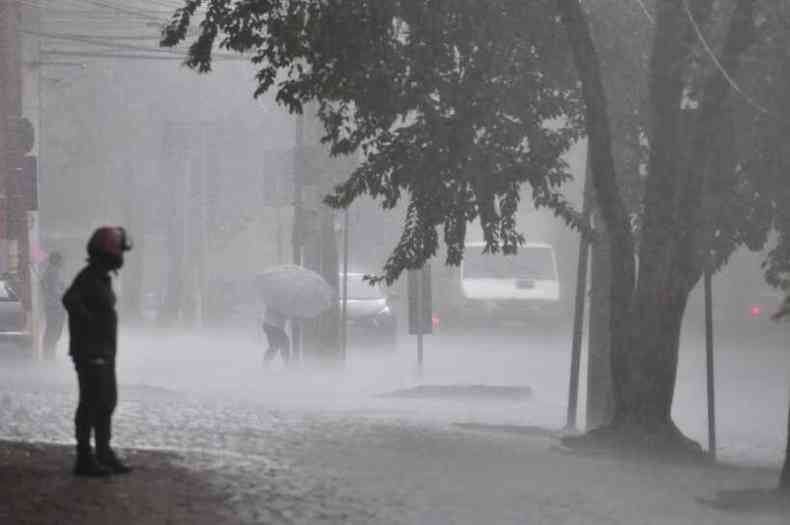 Chuva forte na Avenida Getlio Vargas, no Bairro Funcionrios, Regio Centro-Sul de BH(foto: Gladyston Rodrigues/EM/DA Press)