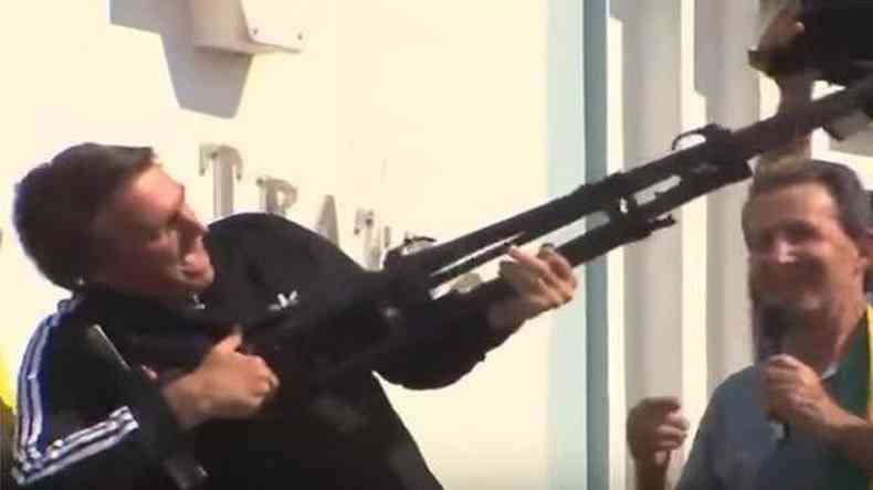 bolsonaro usando trip para simular arma