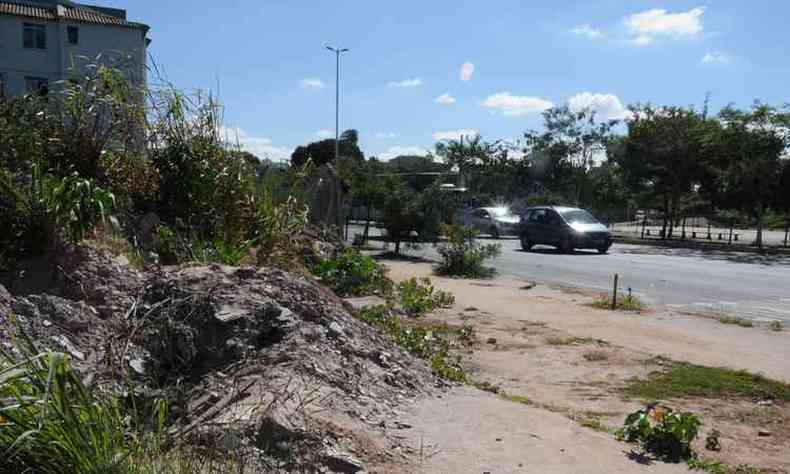 Um dos problemas da avenida  a deposio clandestina de entulho(foto: Paulo Filgueiras/EM/D.A PRESS)