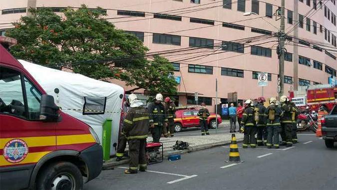 Quarenta pessoas participam do treinamento, que simula o resgate de pacientes do CTI durante um incêndio(foto: Jair Amaral/EM/DA Press) Quarenta pessoas participam do treinamento, que simula o resgate de pacientes do CTI durante um incêndio(foto: Jair Amaral/EM/DA Press)