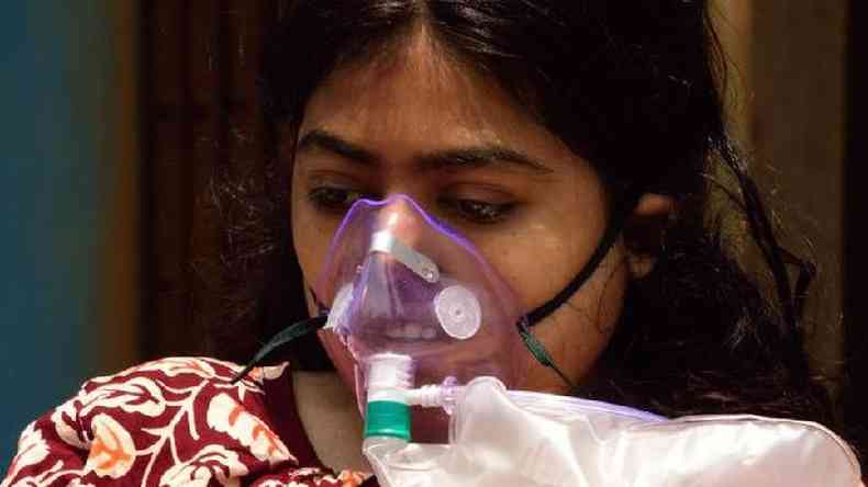 Doentes lutam para conseguir tratamento em casa devido  comercializao de oxignio e medicamentos no mercado ilegal(foto: Getty Images)