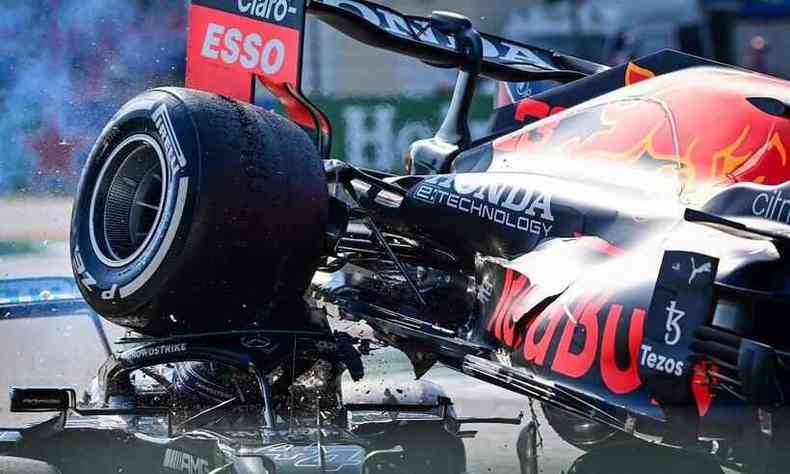 Pneu da Red Bull 'amassou' piloto da Mercedes, salvo pelo halo de proteo