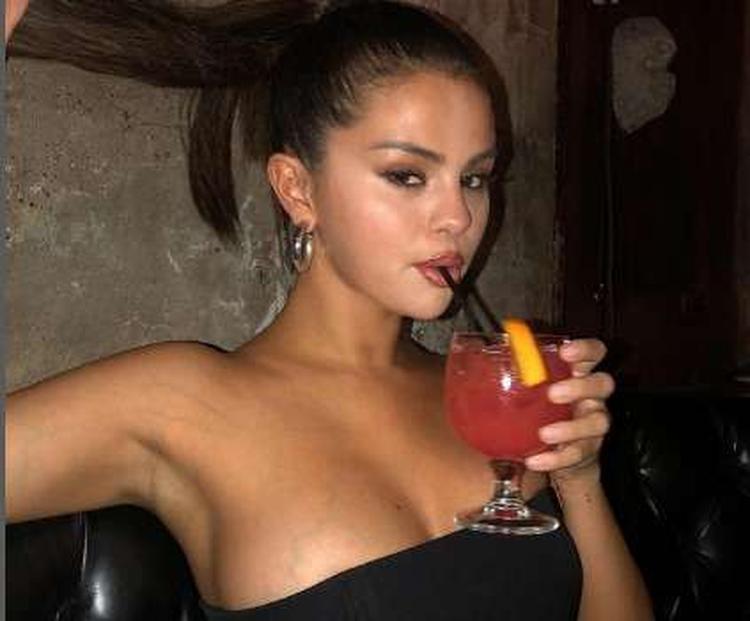 Selena Gomez bebendo drink