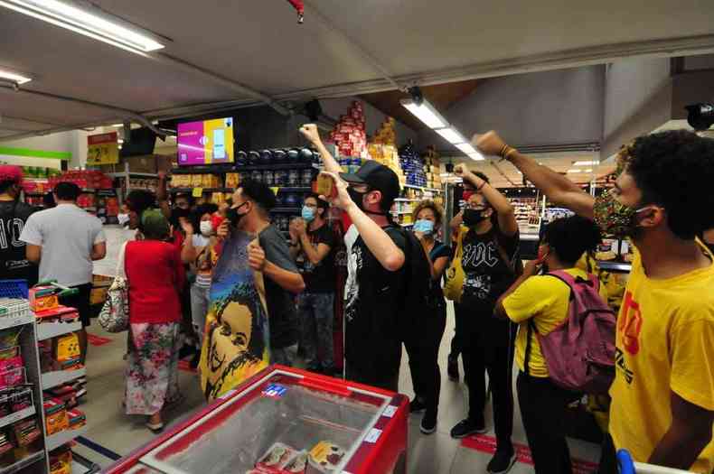 Manifestantes ficaram por cerca de 10 minutos no interior do supermercado(foto: Gladyston Rodrigues/EM/D.A Press)