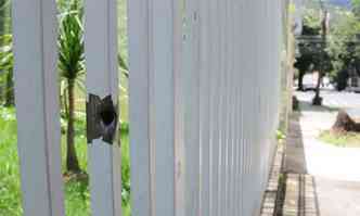 Marcas de balas so vistas em portes de residncias(foto: Jair Amaral/EM/DA Press)