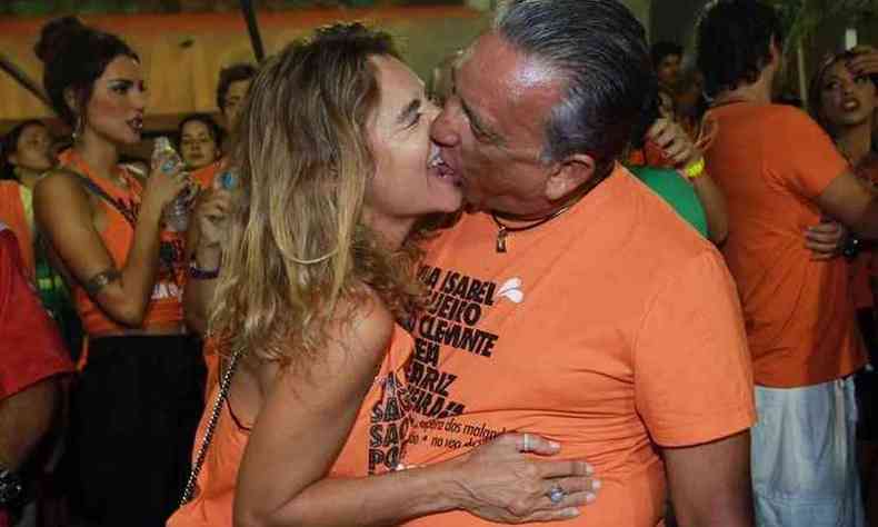 Flagra dos beijos do apresentador na esposa fez sucesso no carnaval de 2016(foto: Agnews)