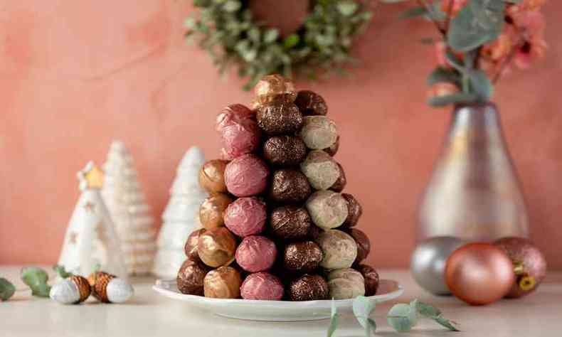 rvore de Natal de trufas de chocolate recheadas (Doce Carol)(foto: Dbora Gabrich/Divulgao)