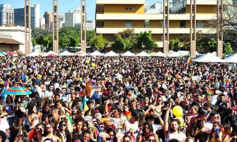 Foto da parada LGBT em BH de 2019. H uma multido de pessoas na Praa da Estao