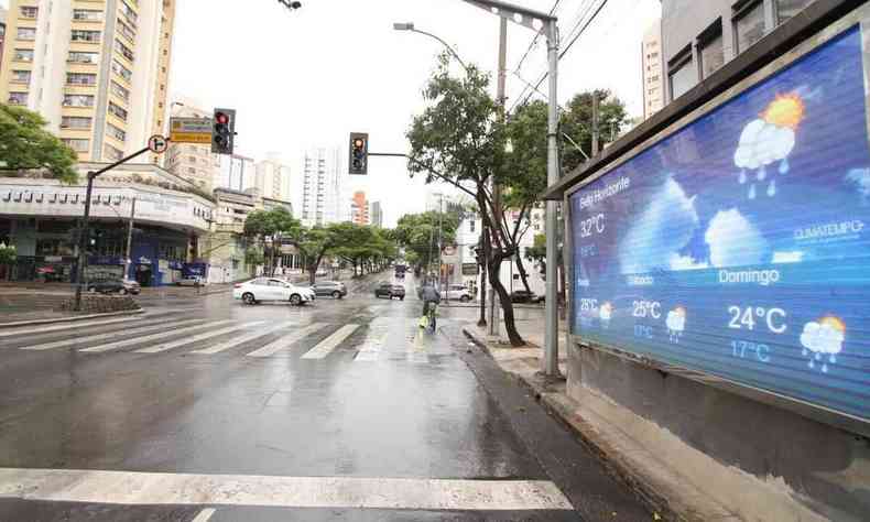 Asfalto molhado por causa das chuvas constantes na Avenida Bias Fortes com Alvares Cabral, em Belo Horizonte