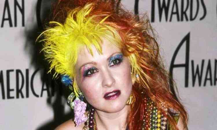 cyndi lauper de cabelo vermelho e amarelo