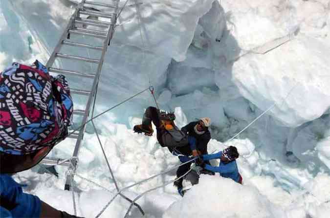 Sobrevivente da avalanche que matou 13 alpinistas  resgatado no Monte Everest (foto: AFP PHOTO/HO/RSS/Buddhabir RAI )