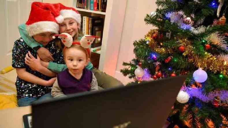 Caso tenha familiares ou amigos com quem deseja falar no Natal, combine de fazer uma videochamada com eles, por exemplo(foto: Getty Images)