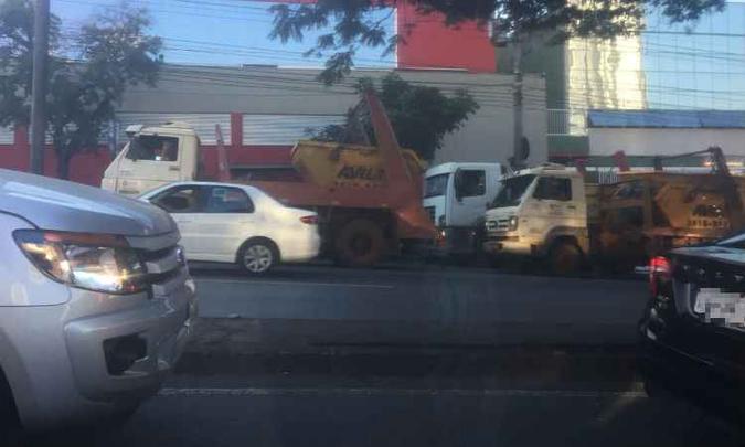 Veículos ocuparam duas pistas da avenida na tarde desta quarta-feira(foto: Rita de Cássia Duarte) Veículos ocuparam duas pistas da avenida na tarde desta quarta-feira(foto: Rita de Cássia Duarte)