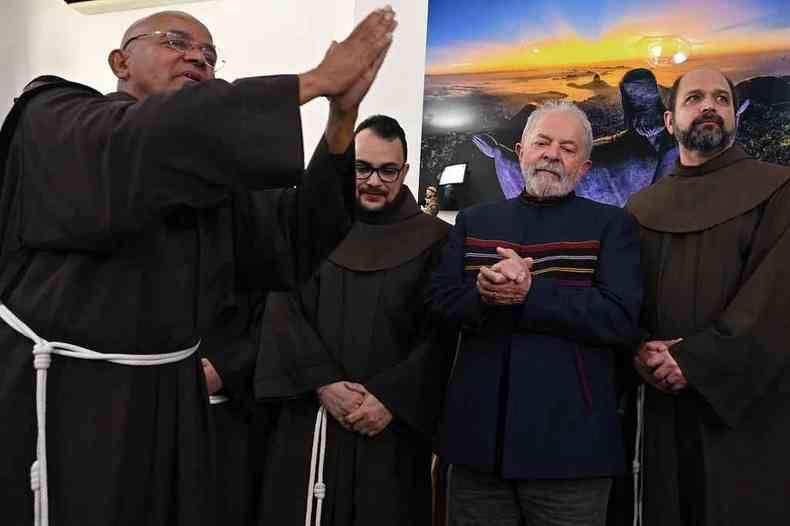Frei abenoa Lula em cerimnia religiosa em So Paulo