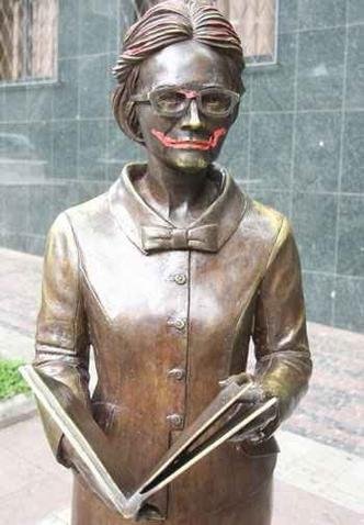 Est�tua amanheceu pintada com batom(foto: Ed�sio Ferreira/EM DA Press)