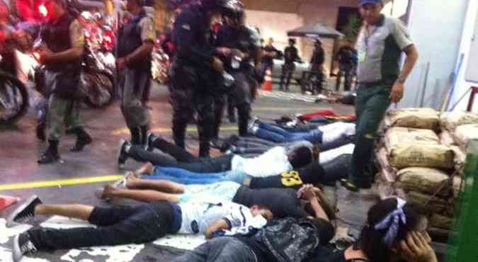 Os policiais obrigaram os detidos a ficarem deitados no cho durante a revista (foto: Jailson da Paz/DP/D.A Press)