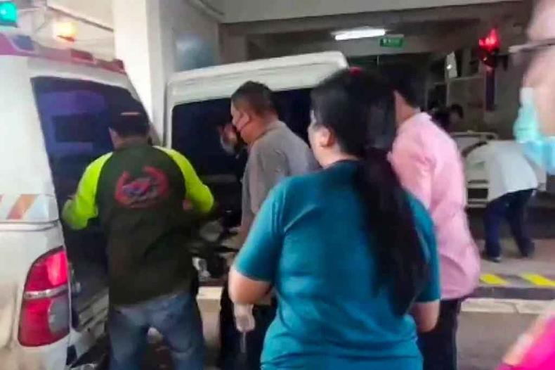 Ambulncia atende vtima do atentado