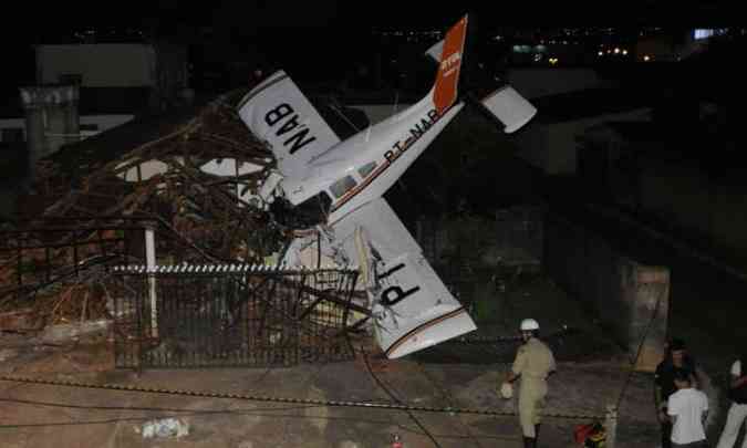 Aeronave caiu em uma rea residencial da cidade de Luzinia(foto: Carlos Moura/CB/D.A.Press)