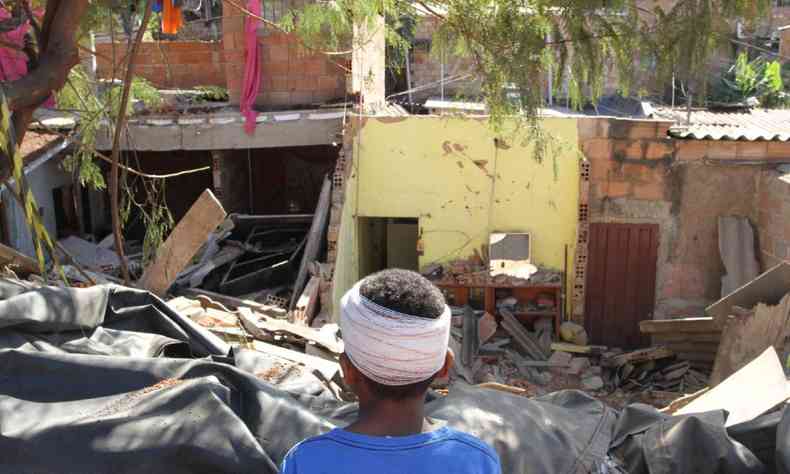 Casas destrudas as margens do anel rodovirio