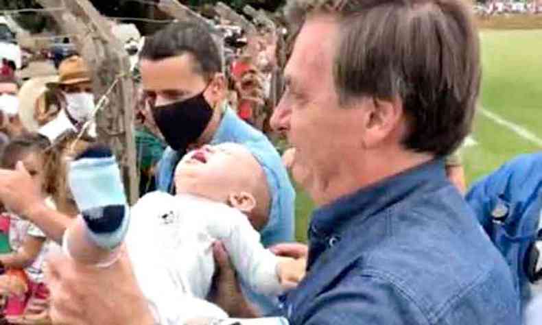 Presidente tambm no teve cuidado com as regras de preveno contra o coronavrus ao distribuir apertos de mo e carregar beb(foto: Reproduo)