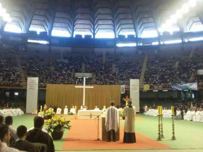 Missa da Unidade reuniu milhares de católicos no Mineirinho nesta quinta-feira Jair Amaral/Em/DA Press