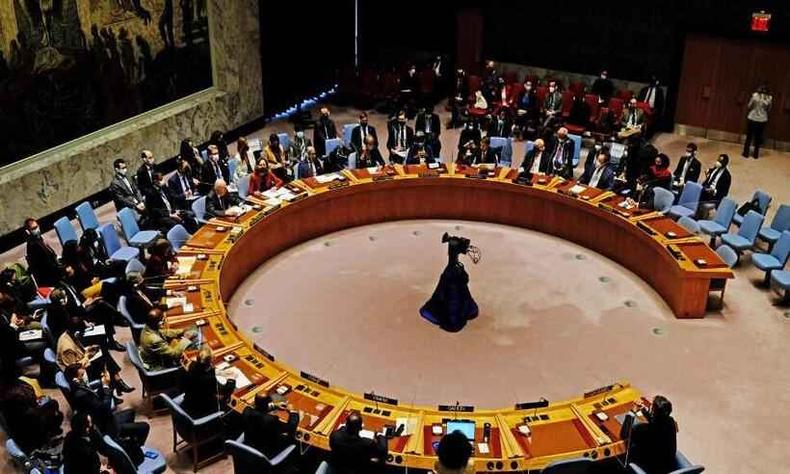 Conselho de Segurança das Nações Unidas se reúne na sede da ONU em Nova York e vota para a realização de uma sessão especial de emergência para discutir o ataque da Rússia à Ucrânia(foto: ANDREA RENAULT / AFP / AFP) Imagem com membros da ONU reunidos em Nova York