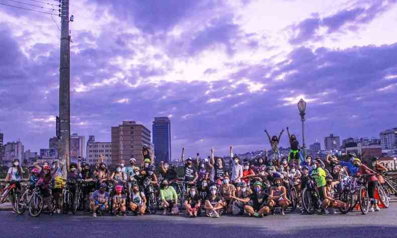 Diversas ciclistas posando para foto em rua de Belo Horizonte