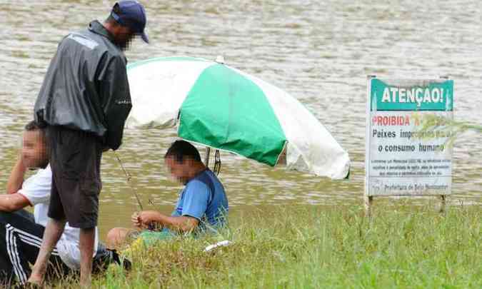 Grupo de pescadores ignora proibio e pesca na lagoa: quilo da tilpia  vendido a R$ 10(foto: Euler Junior/EM/D.A Press)
