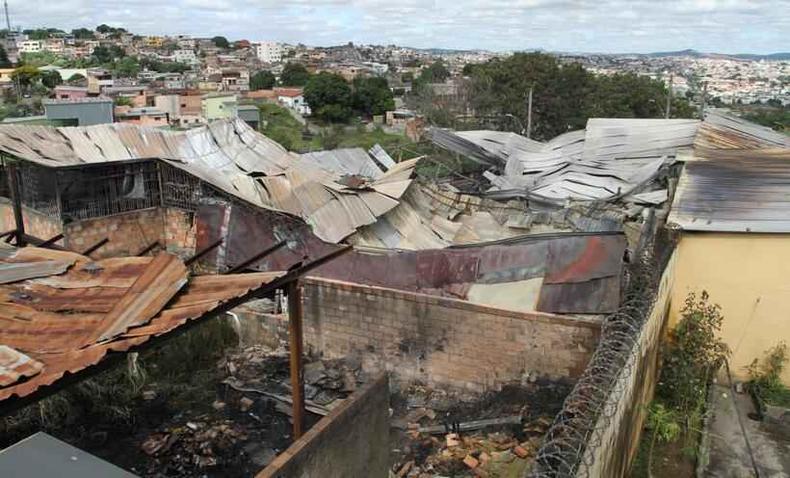 Imveis ficaram totalmente destrudos em incndio no Bairro Jardim Alvorada, em Belo Horizonte