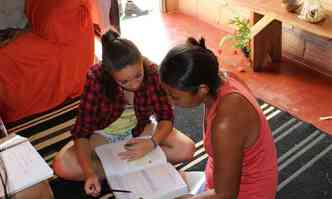 Idealizadora do projeto, a adolescente Lvia Reis d aula individual para Beatriz Santos e j sonha com uma sala cheia de adultos de Andrequic(foto: Votorantim Metais/Divulgao)
