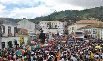 Tradicional, o carnaval arrasta milhares de pessoas na histrica Ouro Preto: orientao  de respeito ao patrimnio cultural da humanidade(foto: Prefeitura de Ouro Preto/Divulgao)