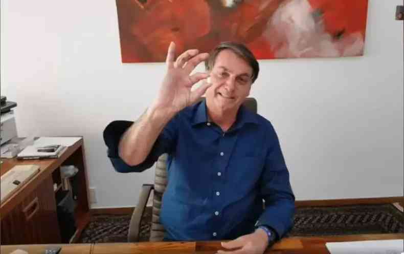 Presidente Jair Bolsonaro (sem partido) exibe comprimido de hidroxicloroquina em vdeo (foto: Facebook/Oficial/Reproduo)