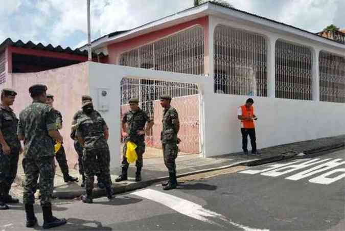 Militares visitam residncias em Manaus, no Dia Nacional de Mobilizao contra o Mosquito Aedes aegypti(foto: Bianca Paiva/Agncia Brasil)