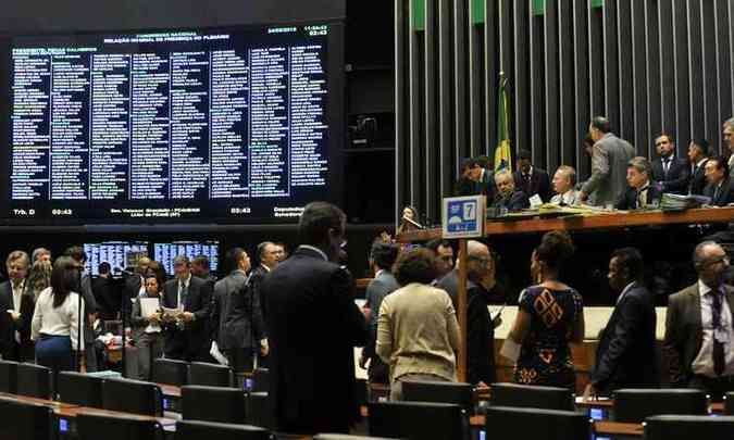 A sesso que votou a nova meta fiscal do governo durou 16 horas e terminou na madrugada desta quarta-feira(foto: Jane de Arajo/Agncia Senado)