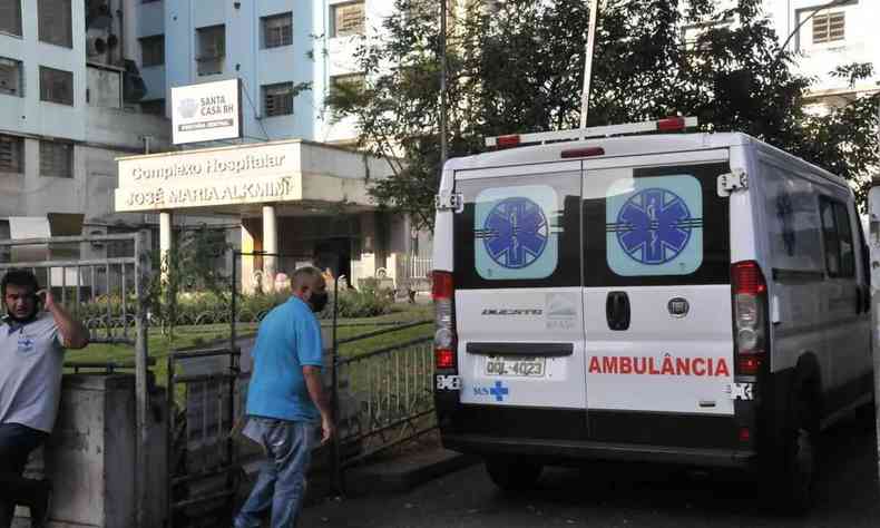 Ambulância na entrada da Santa Casa em Belo Horizonte