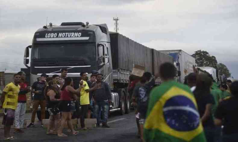 Bolsonaristas interditando rodovia 