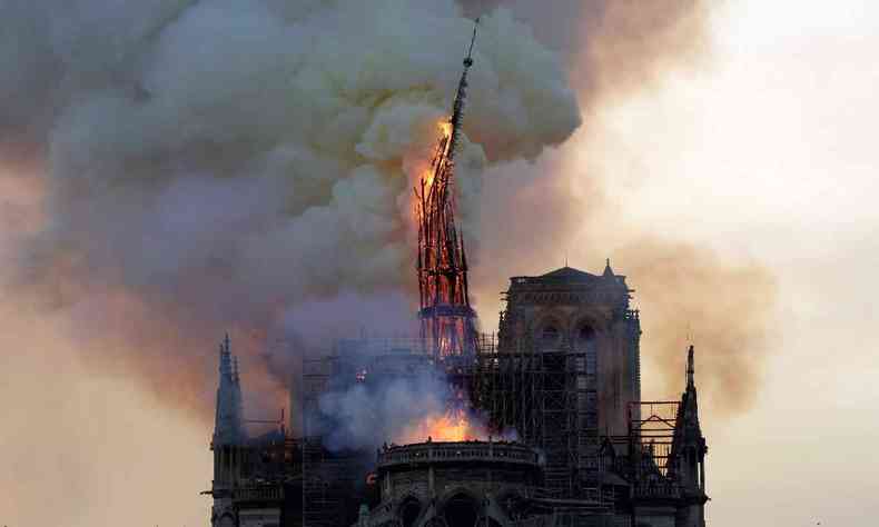 catedral notre-dame em chamas em 2019
