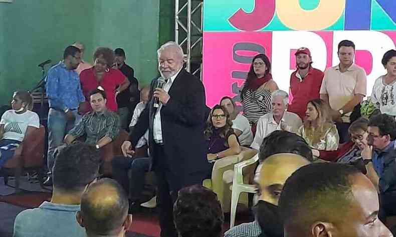 Lula discursa ao microfone com vrias pessoas ao lado 