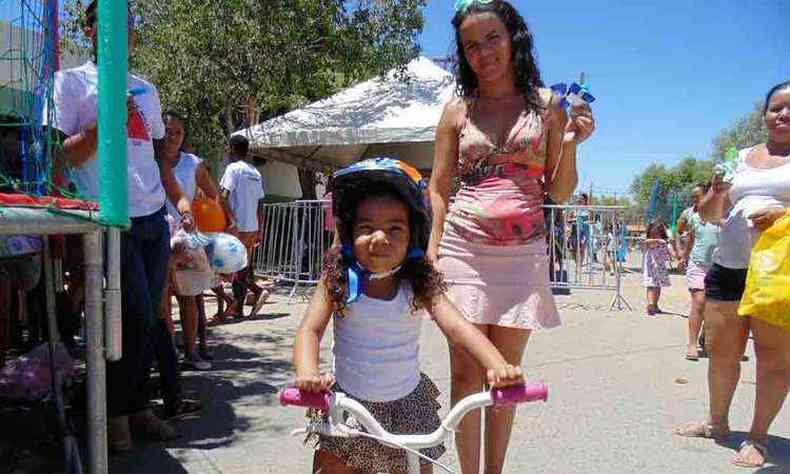  Emily Barbosa foi salva do incndio na Creche e ganhou uma bicicleta(foto: Luiz Ribeiro/EM/D.a Press)