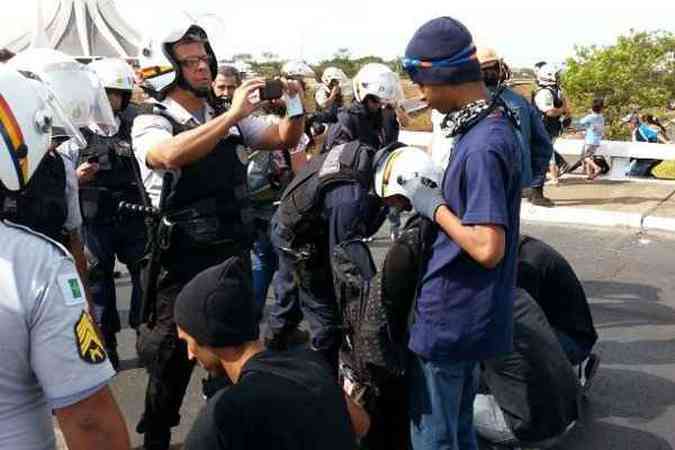 Policiais revistaram manifestantes que se aproximaram dos desfiles(foto: Breno Fortes/CB/D.A.Press)