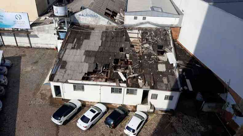 estrutura sem telhas em Pouso Alegre após temporal