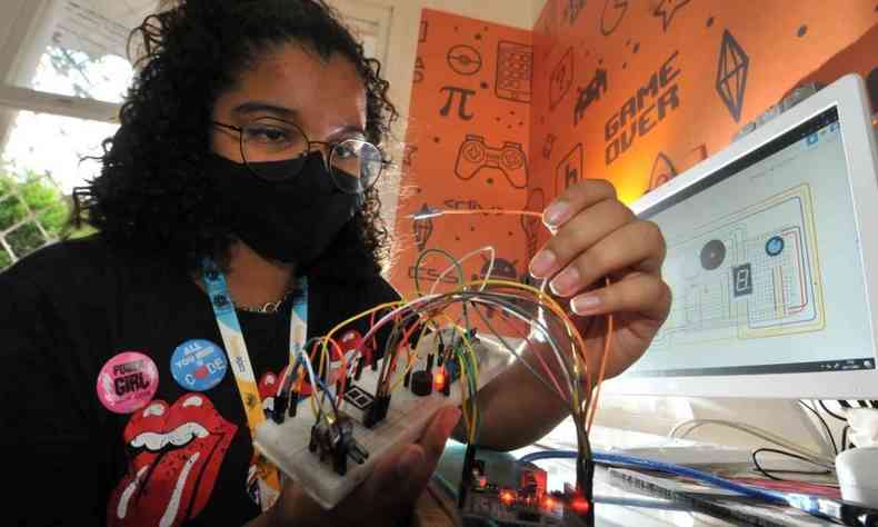 Luisa Noronha (13 anos), estudante que criou um circuito robótico que protege idosos contra incendios e acidentes. Ela estuda na escola Codebuddy onde sua mae, Luana, é diretora