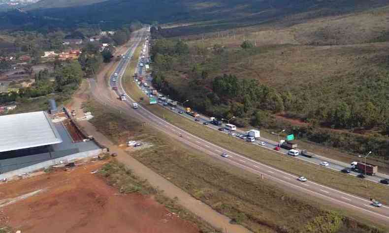 Longas filas de veculos se formaram na rodovia(foto: Polcia Rodoviria Federal (PRF) / Divulgao)